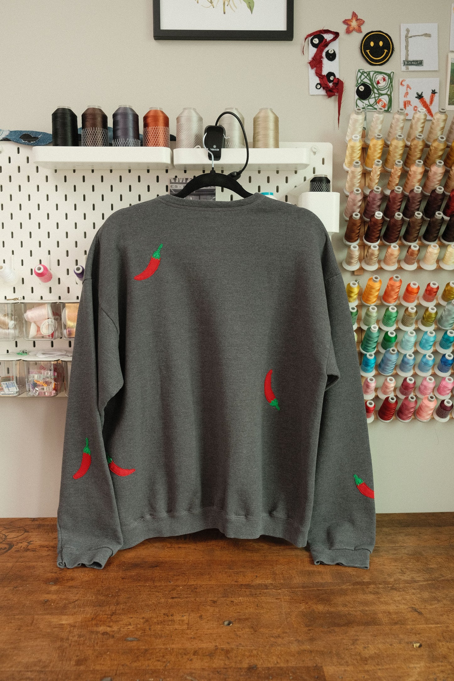 sriracha crewneck *L*