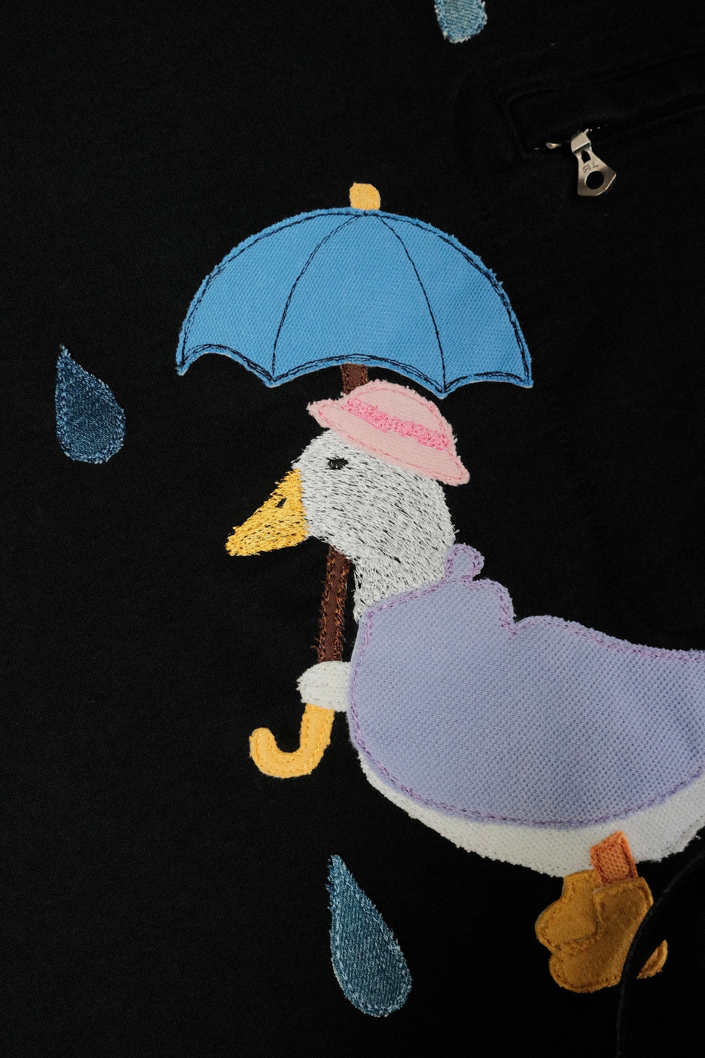 duck stuck in rain crewneck *XL*