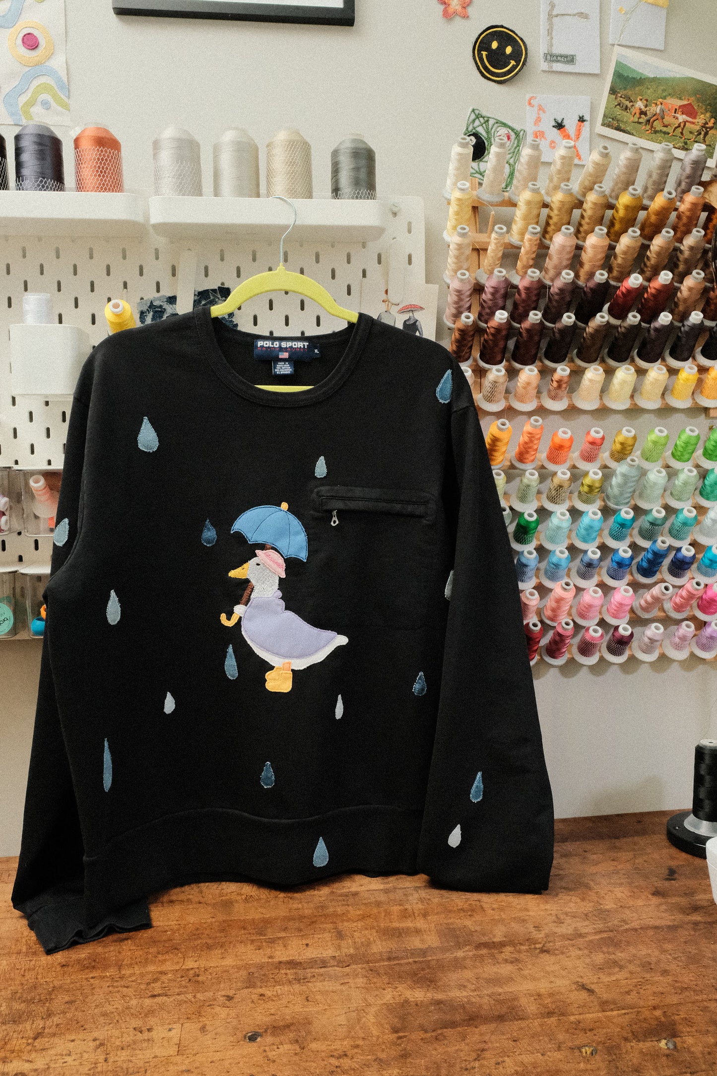 duck stuck in rain crewneck *XL*