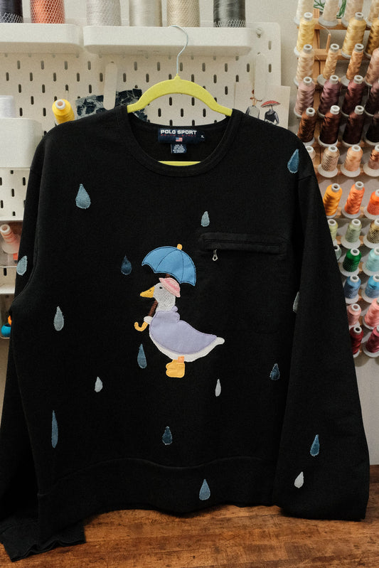 duck stuck in rain crewneck *XL*