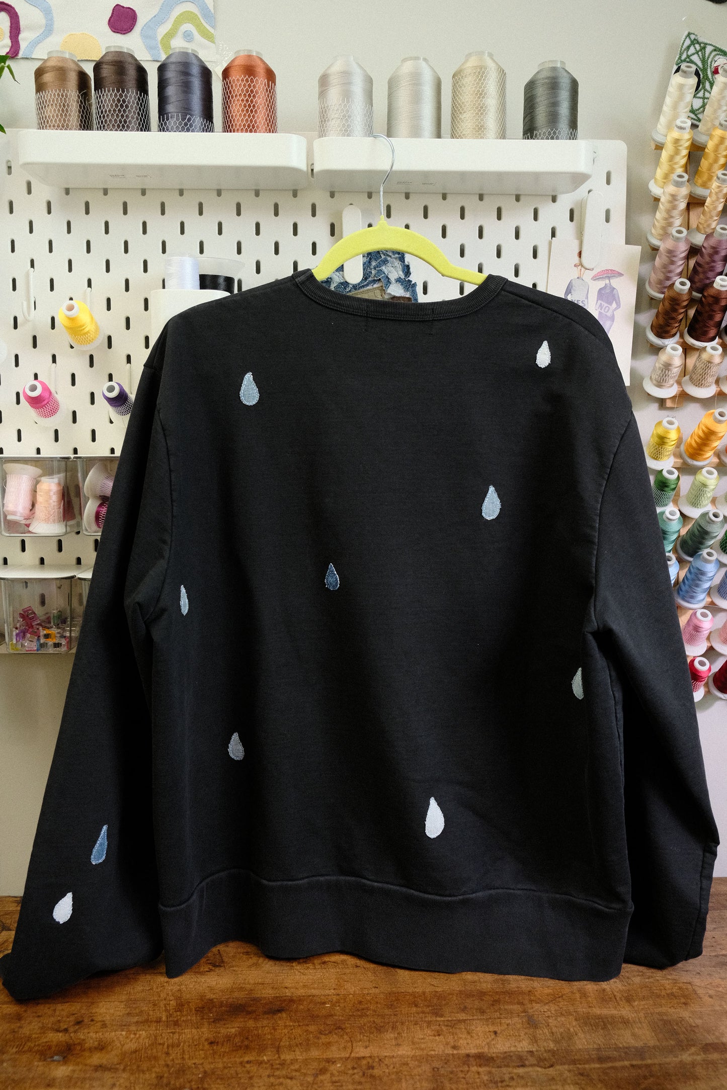 duck stuck in rain crewneck *XL*