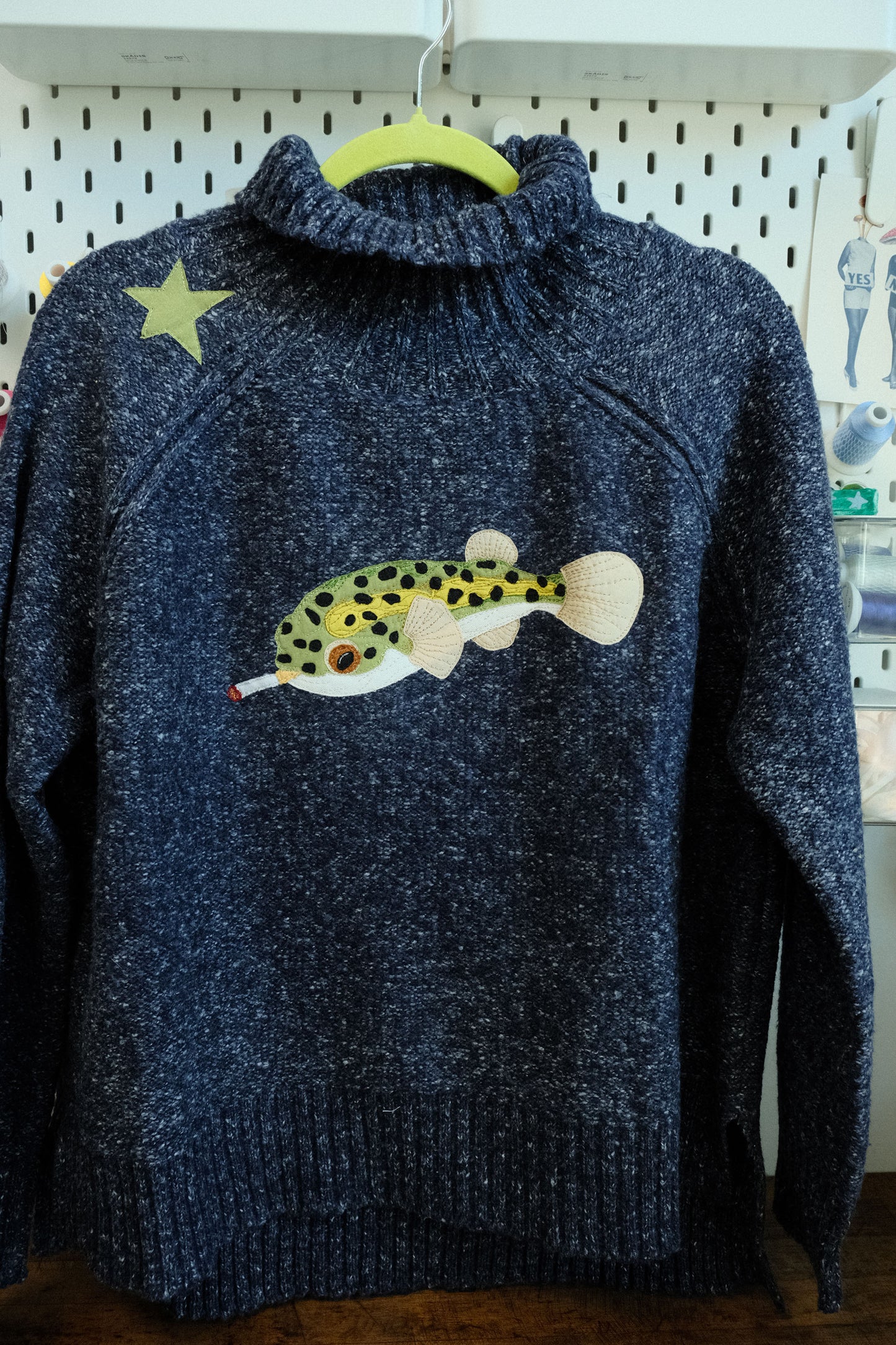 pufferfish turtleneck sweater *women's MEDIUM*