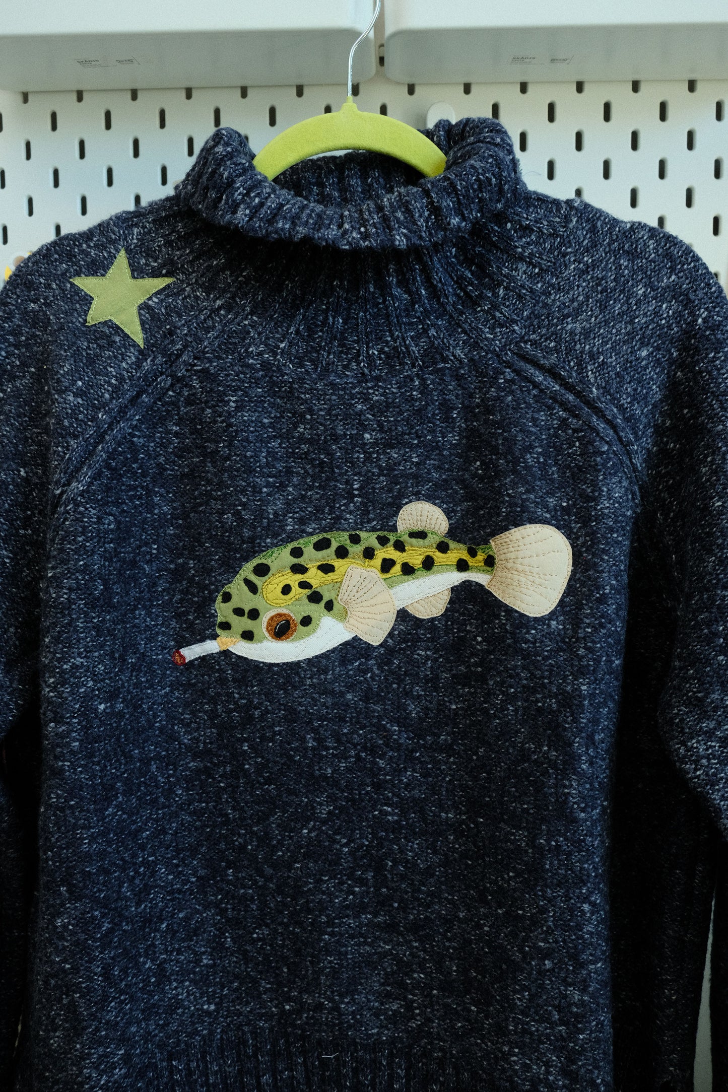 pufferfish turtleneck sweater *women's MEDIUM*