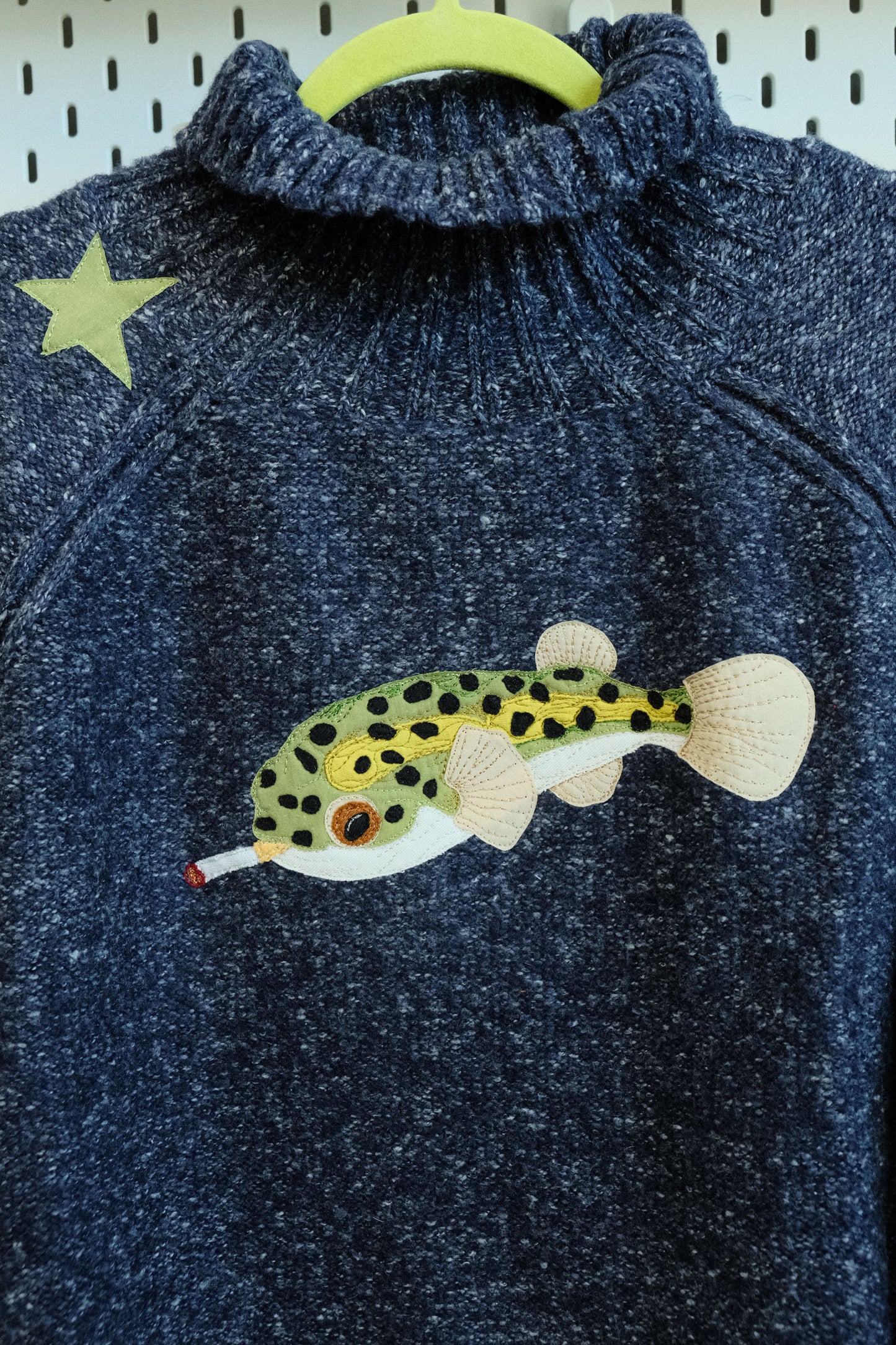 pufferfish turtleneck sweater *women's MEDIUM*