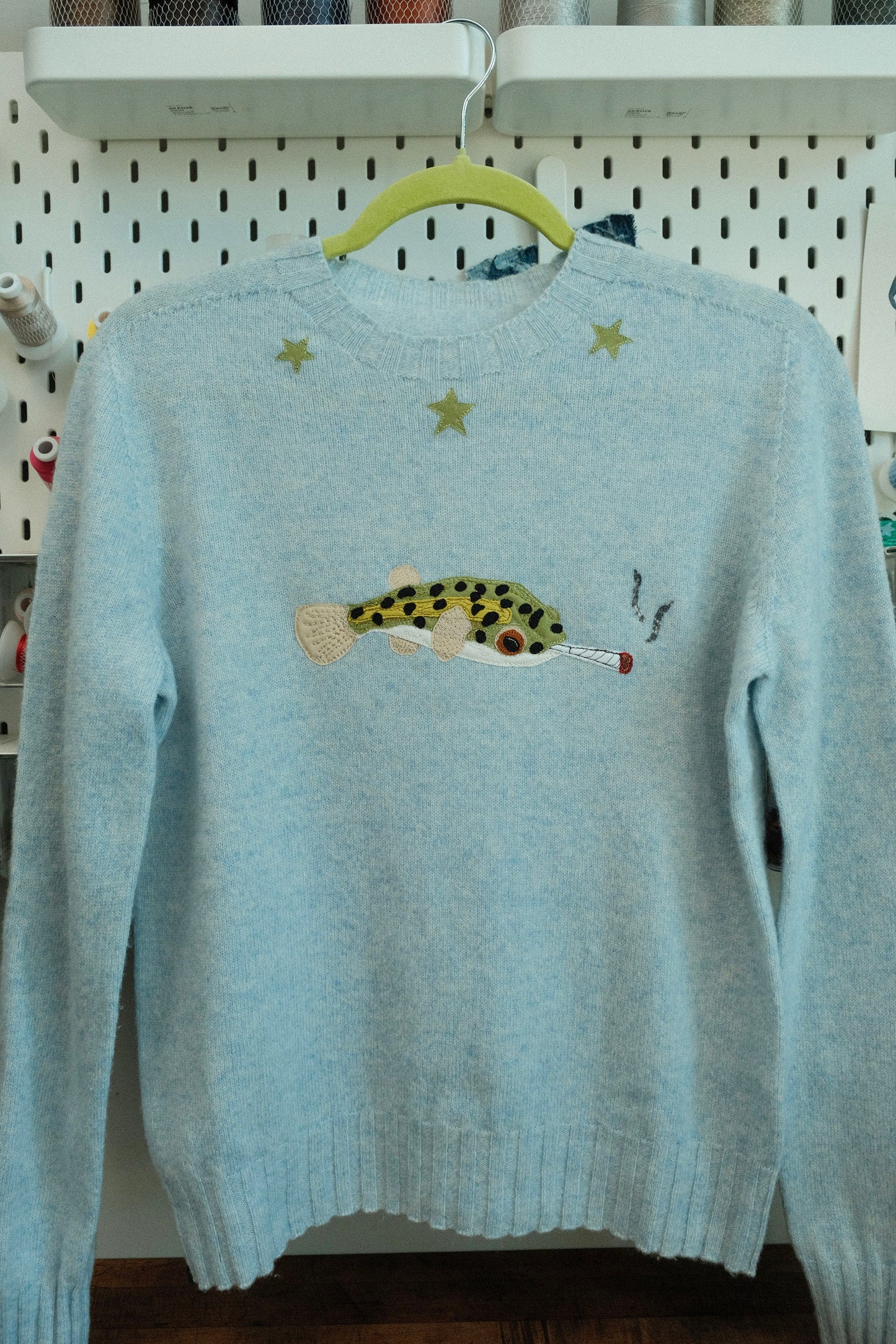 pufferfish star sweater *women's SMALL*