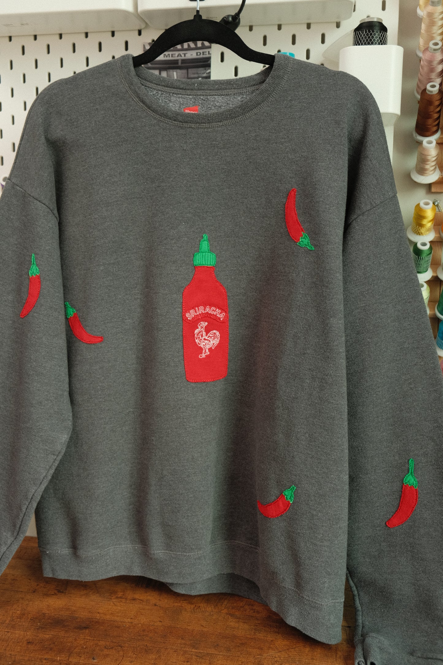 sriracha crewneck *L*